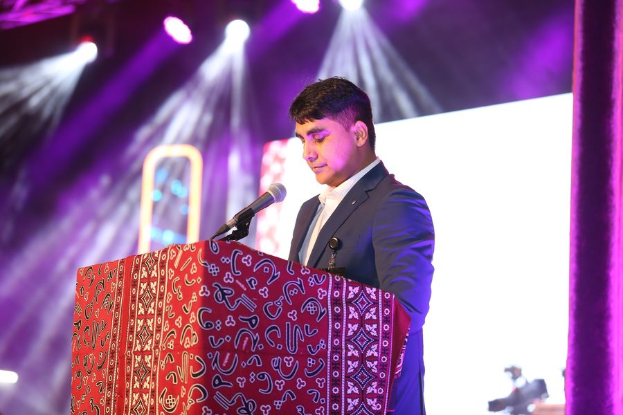 Abbas Korejo delivering a speech at an Ajrak-draped podium